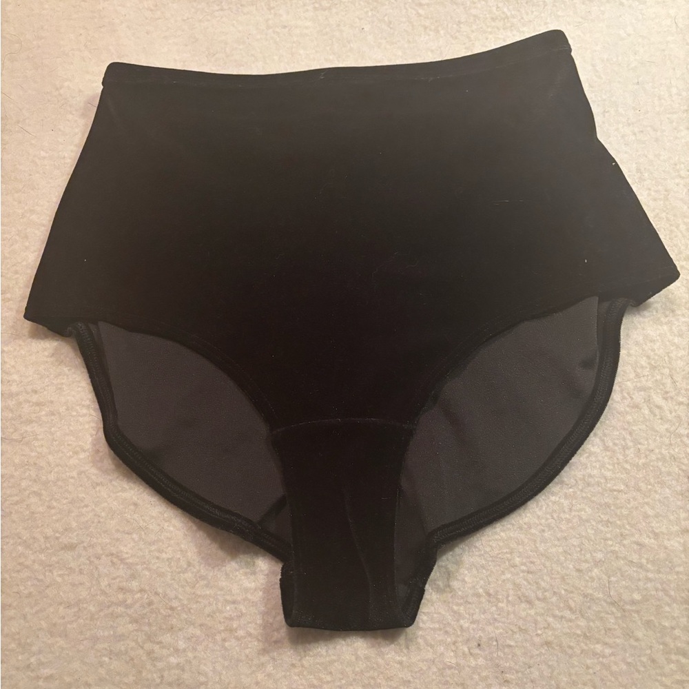 La Senza black Velvet full coverage panty. Size small.